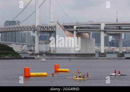 Tokio, Japan. August 2021. Paralympics: Triathlon, Finale, Männer, im Odaiba Marine Park. Sportler schwimmen in der Bucht von Tokio. Quelle: Karl-Josef Hildenbrand/dpa/Alamy Live News Stockfoto