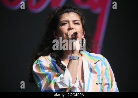 Manchester, Großbritannien. August 2021. Der Samstag des Stolzes in Manchester mit Unterhaltung von der Sängerin und Songschreiberin Karen Harding. Hauptbühne, First Street, Manchester, Großbritannien. Kredit: Barbara Cook/Alamy Live Nachrichten Stockfoto