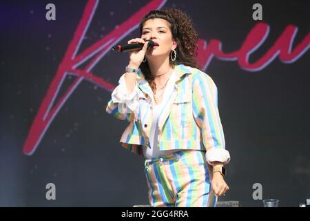 Manchester, Großbritannien. August 2021. Der Samstag des Stolzes in Manchester mit Unterhaltung von der Sängerin und Songschreiberin Karen Harding. Hauptbühne, First Street, Manchester, Großbritannien. Kredit: Barbara Cook/Alamy Live Nachrichten Stockfoto