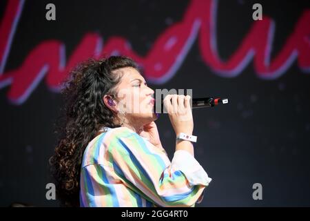 Manchester, Großbritannien. August 2021. Der Samstag des Stolzes in Manchester mit Unterhaltung von der Sängerin und Songschreiberin Karen Harding. Hauptbühne, First Street, Manchester, Großbritannien. Kredit: Barbara Cook/Alamy Live Nachrichten Stockfoto