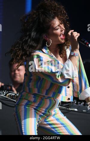 Manchester, Großbritannien. August 2021. Der Samstag des Stolzes in Manchester mit Unterhaltung von der Sängerin und Songschreiberin Karen Harding. Hauptbühne, First Street, Manchester, Großbritannien. Kredit: Barbara Cook/Alamy Live Nachrichten Stockfoto