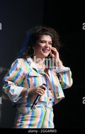 Manchester, Großbritannien. August 2021. Der Samstag des Stolzes in Manchester mit Unterhaltung von der Sängerin und Songschreiberin Karen Harding. Hauptbühne, First Street, Manchester, Großbritannien. Kredit: Barbara Cook/Alamy Live Nachrichten Stockfoto