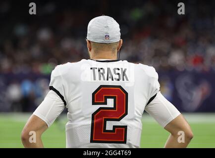 28. August 2021: Tampa Bay Buccaneers Quarterback Kyle Trask (2) sieht sich an, als der Start des Quarterback Tom Brady die Buccaneers-Offensive während eines Vorsaison-Spiels der NFL zwischen den Houston Texans und den Tampa Bay Buccaneers am 28. August 2021 in Houston, Texas, führt. (Bild: © Scott Coleman/ZUMA Press Wire) Stockfoto