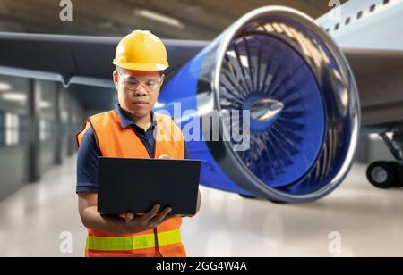 Asiatischer Ingenieur oder Techniker mit Flugzeug im Hangar Stockfoto