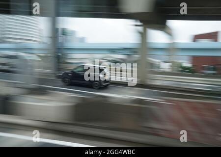 Tokio, Japan. August 2021. Paralympics: Ein Auto fährt auf einer erhöhten Straße durch das Stadtzentrum. Kredit: Marcus Brandt/dpa/Alamy Live Nachrichten Stockfoto