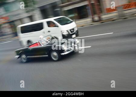 Tokio, Japan. August 2021. Paralympics: Ein Auto fährt auf einer erhöhten Straße durch das Stadtzentrum. Kredit: Marcus Brandt/dpa/Alamy Live Nachrichten Stockfoto