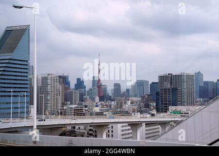 Tokio, Japan. August 2021. Paralympics: Blick auf die Stadt und den Tokyo Tower (M). Kredit: Marcus Brandt/dpa/Alamy Live Nachrichten Stockfoto