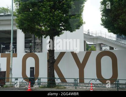 Tokio, Japan. August 2021. Paralympics: Das Wort „Tokyo“ steht auf einer Mauer im Olympiastadion. Kredit: Marcus Brandt/dpa/Alamy Live Nachrichten Stockfoto