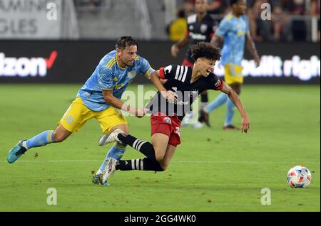 Washington, USA. August 2021. Alejandro Bedoya (11), Mittelfeldspieler der Philadelphia Union, fouls D.C. United Mittelfeldspieler Kevin Paredes (30) in der ersten Halbzeit im Audi-Feld in Washington, DC, Samstag, 28. August 2021. United besiegte die Union, 3-1. (Foto: Chuck Myers/Sipa USA) Quelle: SIPA USA/Alamy Live News Stockfoto