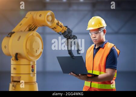 Techniker oder Techniker arbeiten im Werk mit einem 3d-Renderroboter Stockfoto