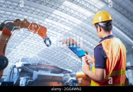 Techniker oder Techniker arbeiten im Werk mit einem 3d-Renderroboter Stockfoto