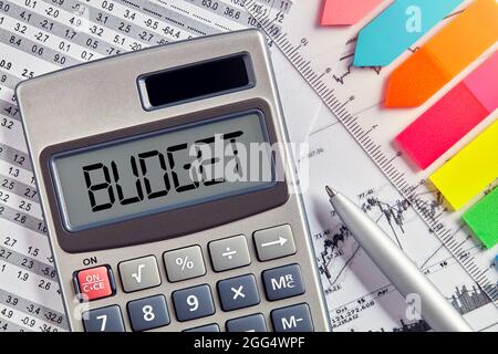 Office-Desktop mit Rechner, der das Wort Budget anzeigt. Budgetberechnung, Finanz- und Geschäftsstrategiekonzept. Stockfoto