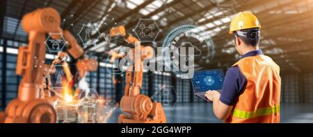 Techniker oder Techniker arbeiten im Werk mit einem 3d-Renderroboter Stockfoto