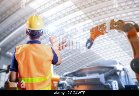 Techniker oder Techniker arbeiten im Werk mit einem 3d-Renderroboter Stockfoto