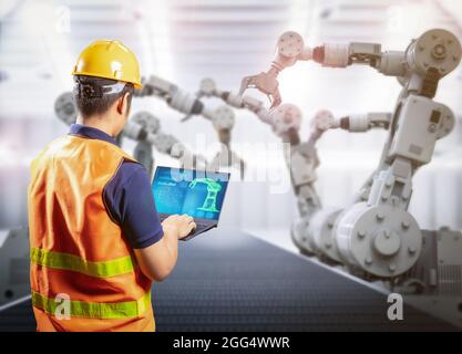 Techniker oder Techniker arbeiten im Werk mit einem 3d-Renderroboter Stockfoto
