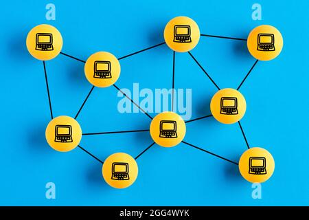 Computersymbole auf Tischtennisbällen, die miteinander verbunden sind und ein Netzwerk darstellen. Computer-Netzwerk-Konnektivitätskonzept. Stockfoto