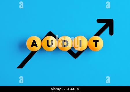 Das Wort Audit, das auf gelben Kugeln mit steigendem Liniendiagramm auf blauem Hintergrund geschrieben wurde. Finanzprüfung. Stockfoto