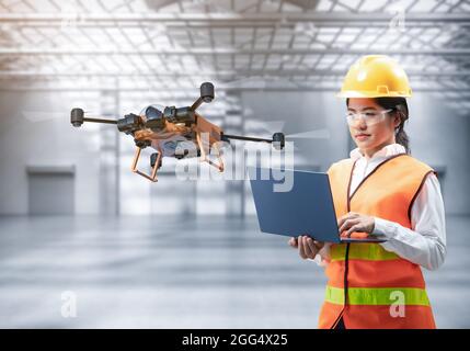 Techniker oder Techniker mit 3d-Rendering-Delivery-Drohne Stockfoto