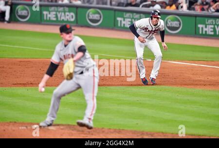 Atlanta, GA, USA. August 2021. Atlanta Braves erster Baseman Freddie Freeman beobachtet einen Pitch, während er versucht, die zweite Basis während des sechsten Innings eines MLB-Spiels gegen die San Francisco Giants im Truist Park in Atlanta, GA, zu stehlen. Austin McAfee/CSM/Alamy Live News Stockfoto