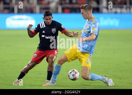 Washington, USA. August 2021. Jack Elliott, der Verteidiger der Philadelphia Union (3), blockiert in der zweiten Halbzeit den Pass des D.C. United-Mittelfeldspielers Edison Flores (10) auf dem Audi-Feld in Washington, DC, Samstag, den 28. August 2021. United besiegte die Union, 3-1. (Foto: Chuck Myers/Sipa USA) Quelle: SIPA USA/Alamy Live News Stockfoto