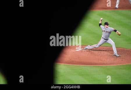 Atlanta, GA, USA. August 2021. San Francisco Giants Pitcher Logan Webb liefert während des dritten Innings eines MLB-Spiels gegen die Atlanta Braves im Truist Park in Atlanta, GA, einen Pitch aus. Austin McAfee/CSM/Alamy Live News Stockfoto
