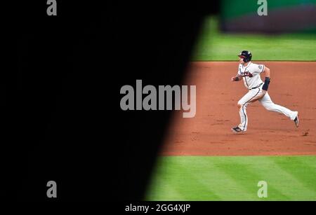 Atlanta, GA, USA. August 2021. Atlanta Braves dritter Baseman Austin Riley läuft während des dritten Innings eines MLB-Spiels gegen die San Francisco Giants im Truist Park in Atlanta, GA, auf die zweite Basis zu. Austin McAfee/CSM/Alamy Live News Stockfoto
