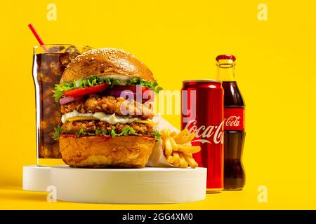 UKRAINE, KIEW - 24. AUGUST 2021: Großer Burger mit Chicken Cutlet, Pommes und Coca-Cola Stockfoto