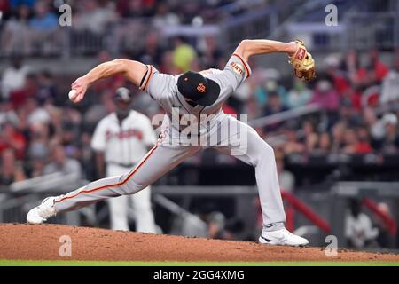 Atlanta, GA, USA. August 2021. Der Pitcher der San Francisco Giants Tyler Rogers liefert während des achten Innings eines MLB-Spiels gegen die Atlanta Braves im Truist Park in Atlanta, GA, einen Pitch aus. Austin McAfee/CSM/Alamy Live News Stockfoto