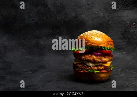 Großer Doubleburger mit panierten Hähnchenschnitzel Stockfoto