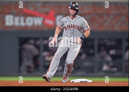 Atlanta, GA, USA. August 2021. San Francisco Giants Catcher Buster Posey hält an, als er während des achten Innings eines MLB-Spiels gegen die Atlanta Braves im Truist Park in Atlanta, GA, die zweite Basis erreicht. Austin McAfee/CSM/Alamy Live News Stockfoto