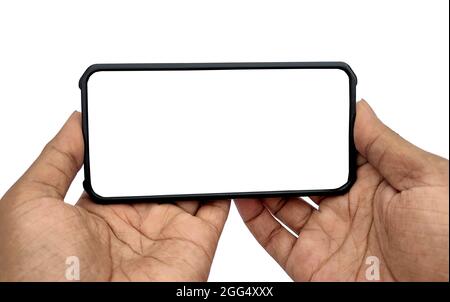 Ein Mann hält Smartphone mit leerem Bildschirm auf weißem Hintergrund, Nahaufnahme der Hand. Platz für Text Stockfoto