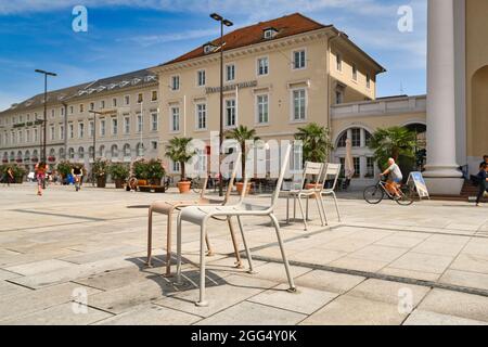 Karlsruhe, Deutschland - August 2021: Moderne Stühle im Stadtzentrum statt traditioneller Bänke. Stühle in unterirdischer Position platziert Stockfoto