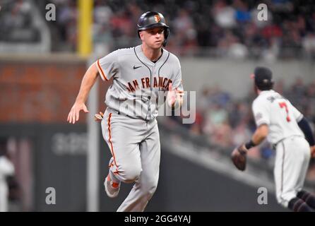Atlanta, GA, USA. August 2021. Der San Francisco Giants Catcher Buster Posey läuft beim achten Inning eines MLB-Spiels gegen die Atlanta Braves im Truist Park in Atlanta, GA, auf die dritte Basis. Austin McAfee/CSM/Alamy Live News Stockfoto