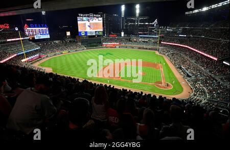 Atlanta, GA, USA. August 2021. Fans besuchen ein MLB-Spiel zwischen den San Francisco Giants und Atlanta Braves im Truist Park in Atlanta, GA. Austin McAfee/CSM/Alamy Live News Stockfoto