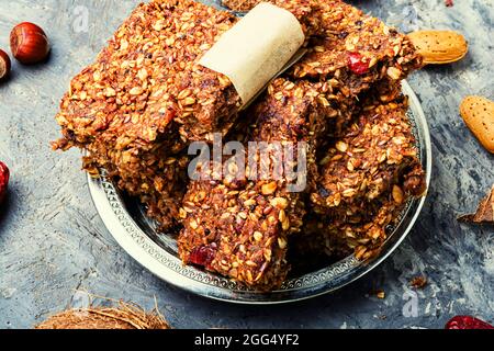 Diätkekse aus Samen, getrockneten Früchten und Kokosnuss.leckerer Keks Stockfoto