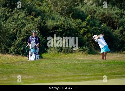 Annabell Fuller vom Team GB&I spielt ihren zweiten Schuss auf das 4. Loch während des Curtis Cup Day 3 2021 - Singles im Conwy Golf Club, Conwy, Wales auf Satur Stockfoto