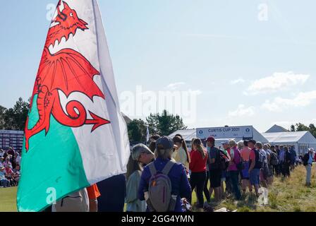 Eine allgemeine Ansicht der Fans, die den ersten Abschlag des Conwy Golf Club während des Curtis Cup Day 3 2021 - Singles im Conwy Golf Club, Conwy, Wales auf Saturda säumen Stockfoto