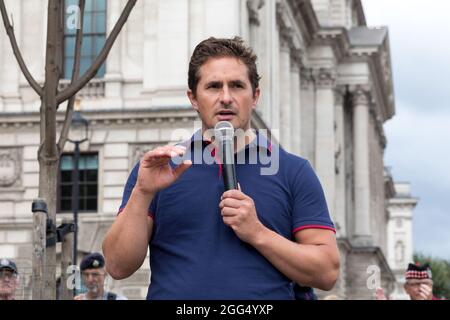 Der Abgeordnete Johnny Mercer, Minister für Verteidigung und Veteranen im Verteidigungsministerium und Minister für Veteranenangelegenheiten im Kabinett, sah während der Demonstration eine Rede nach der Fahrradtour halten.der Motorradfahrer-Protest wurde von Rolling Thunder UK organisiert, Bestehend aus einer Gemeinschaft von Veteranen der britischen Streitkräfte, von denen einige während des Konflikts in Nordirland zum Kampf geschickt wurden. In den letzten Jahren hat die britische Regierung Strafverfolgungen von 6 Veteranen eingeleitet, die während ihrer Dienstzeit des unnötigen Tötens verdächtigt werden. Die Serie der investi Stockfoto