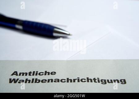 Schwarze Briefe auf weißem Umschlag mit der Aussage: Offizielle Wahlbenachrichtigung. 2021 Bundestagswahl in deutschland. Blau Stockfoto