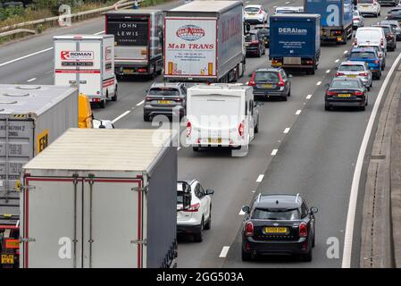 Karawanenurlauber im Verkehr auf der M25 in der Nähe von Heathrow, um an einem Feiertagswochenende zu feiern. Starker Verkehr Stockfoto