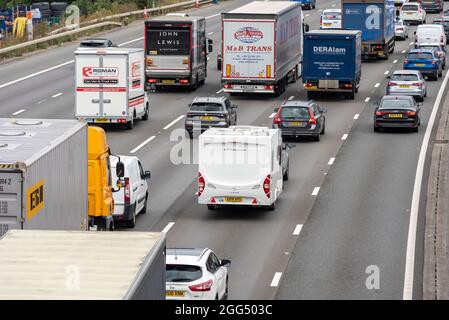 Karawanenurlauber im Verkehr auf der M25 in der Nähe von Heathrow, um an einem Feiertagswochenende zu feiern. Starker Verkehr Stockfoto