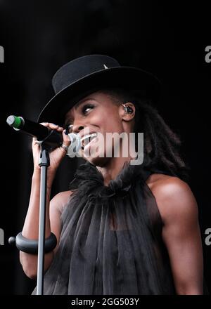 Portsmouth, Großbritannien. August 2021. Shirley Klaris Yonavieve 'Skye' Edwards, Singer Songwriterin und Sängerin der englischen Elektronikband Morcheeba, tritt beim Victorious Festival live auf der Bühne auf. (Foto von Dawn Fletcher-Park/SOPA Images/Sipa USA) Quelle: SIPA USA/Alamy Live News Stockfoto