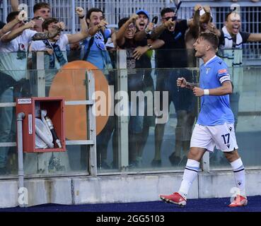 Rom, Italien. August 2021. Ciro immobile von Latium feiert sein Tor während eines Fußballspiels der Serie A zwischen Lazio und Spezia in Rom, Italien, am 28. August 2021. Quelle: Augusto Casasoli/Xinhua/Alamy Live News Stockfoto