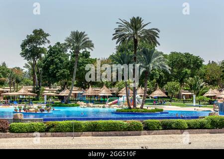 Der luxuriöse Swimmingpool eines Hotelkomplexes neben dem Nil in Luxor in Ägypten. Stockfoto