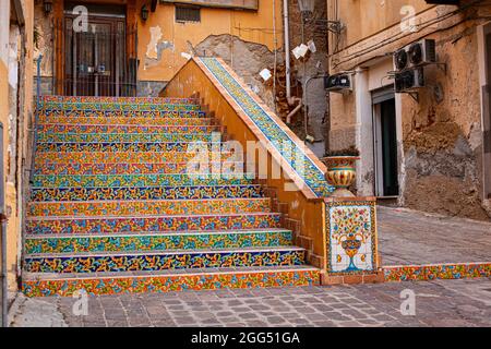 Blick auf eine Treppe mit typisch sizilianischen Keramikfliesen, Porto Empedocle. Sizilien Stockfoto