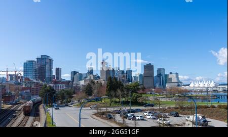 CRAB Park in Portside, an der Küste des Hafens von Vancouver. Moderne Skyline der Stadt. BC, Kanada. Stockfoto