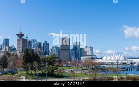 CRAB Park in Portside, an der Küste des Hafens von Vancouver. Moderne Skyline der Stadt. BC, Kanada. Stockfoto