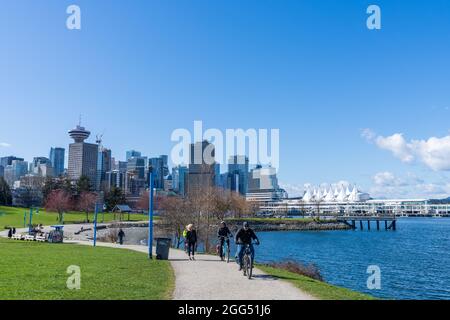 CRAB Park in Portside, an der Küste des Hafens von Vancouver. Moderne Skyline der Stadt. BC, Kanada. Stockfoto