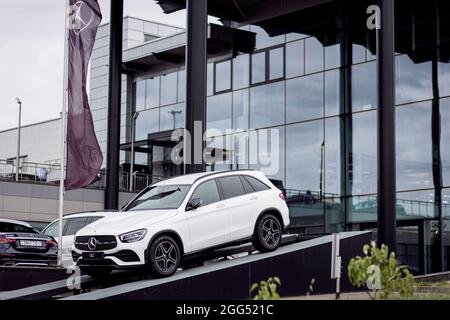 Minsk, Weißrussland, August 2021 - modernes Modell des prestigeträchtigen SUV-Crossover der Mercedes-Benz GLC-Klasse. Stockfoto