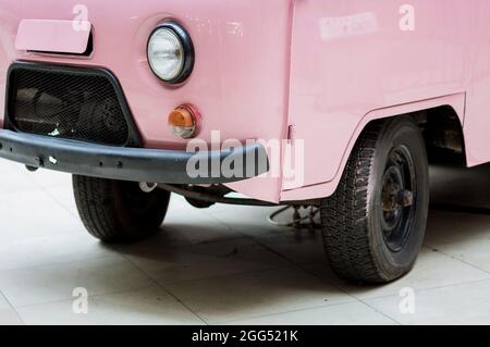 Minsk, Weißrussland, August 2021 - Klassischer Offroad-Van. Oldtimer - uaz 452. Alter sowjetischer Bus. Stockfoto